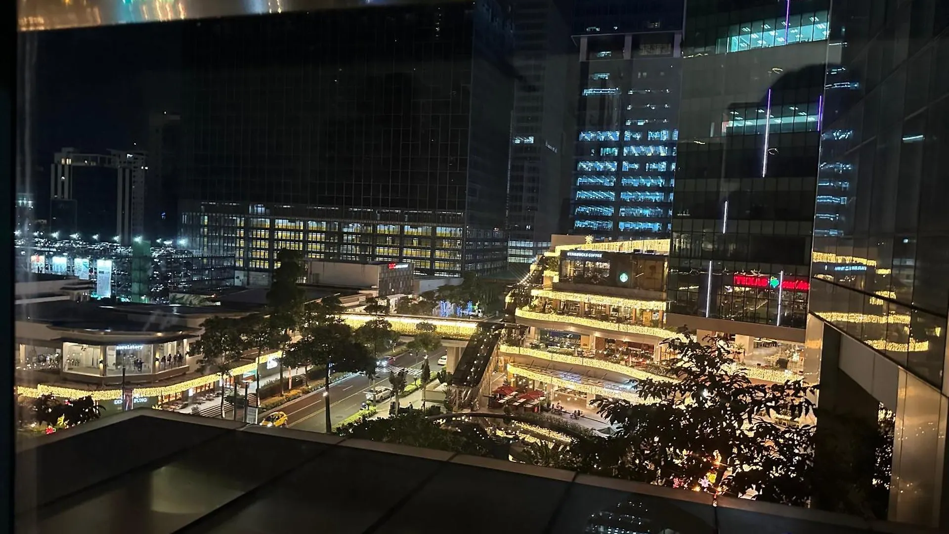 Aparthotel Deluxe Suite In Uptown Bgc With Fountain View Taguig