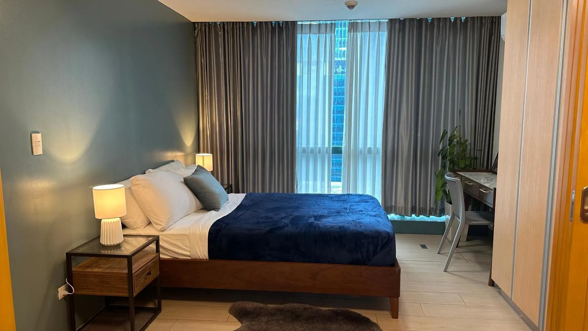 Aparthotel Deluxe Suite In Uptown Bgc With Fountain View Taguig Philippines