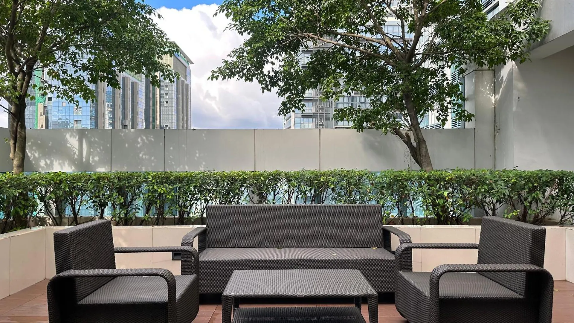 Deluxe Suite In Uptown Bgc With Fountain View Taguig Philippines