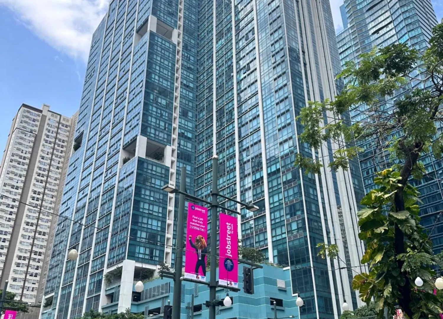 Deluxe Suite In Uptown Bgc With Fountain View Taguig Aparthotel