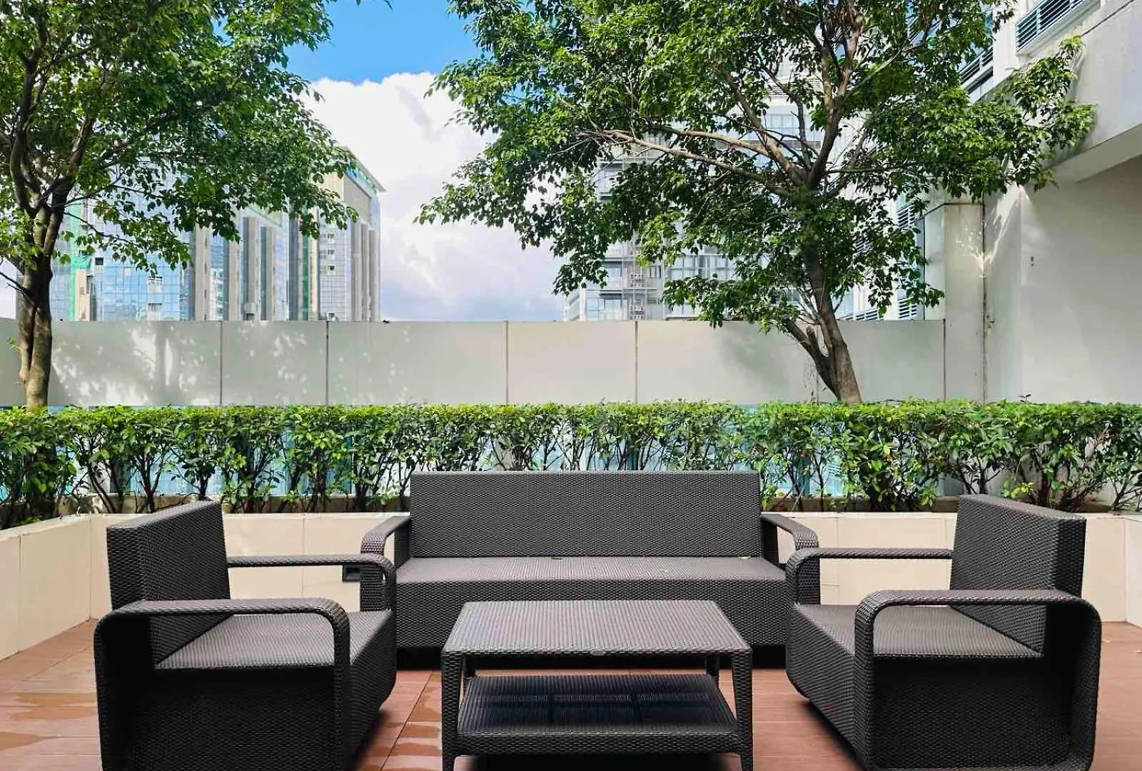 Deluxe Suite In Uptown Bgc With Fountain View Taguig Aparthotel